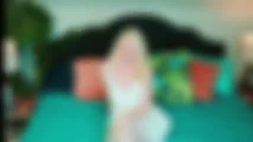 Una bella bionda tradisce il marito con un bbc.