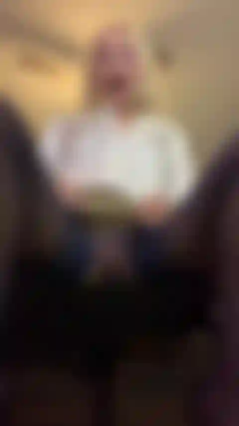 Segretaria di upskirt, sei sorpresa a spiare.