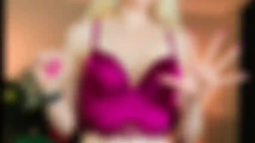 Feticismo delle mani: dita aperte, non nuda.