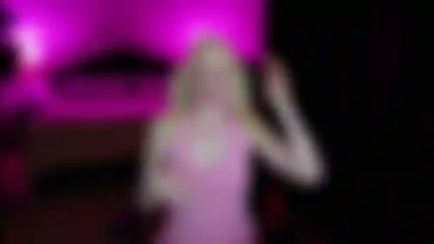 Una ragazza carina con le trecce usa lo strapon su di te.