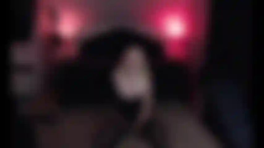 Cavalco e stritolo in un corsetto di pelle.