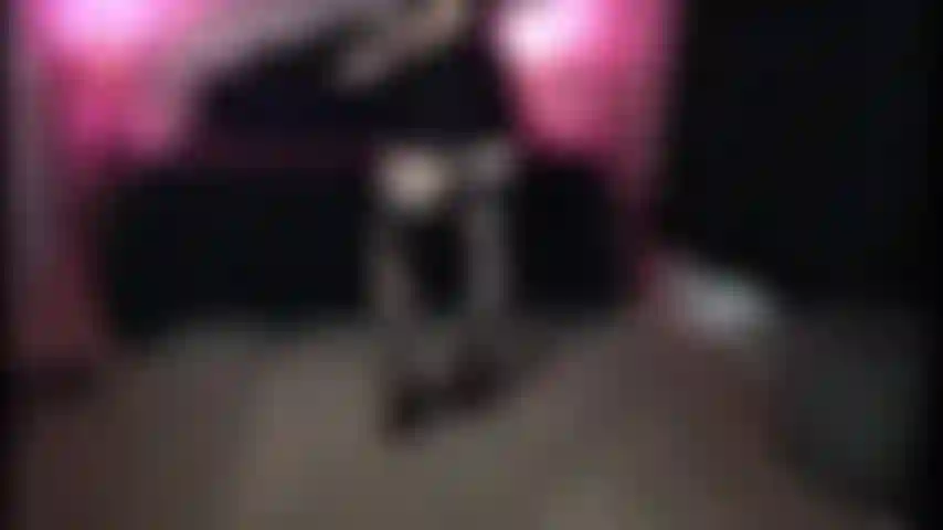 Sexy tubino nero calze e tacchi.