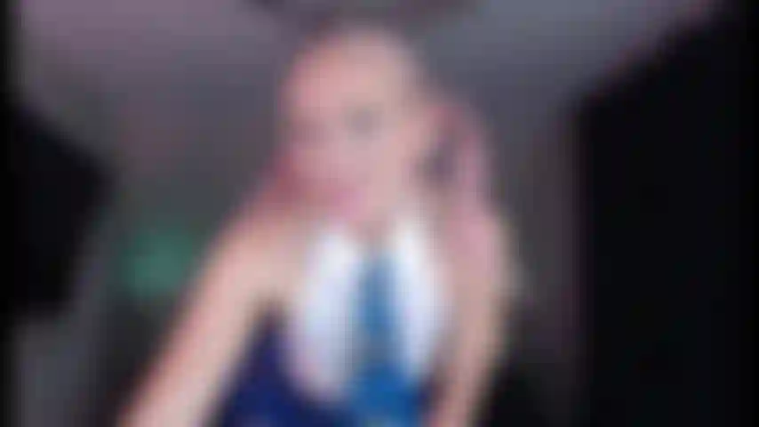 Spettacolo d'oro da studentessa con finitura facciale.