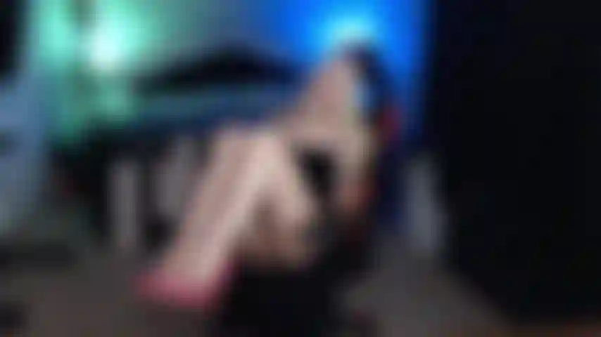 Scopano con le gambe nude e i tacchi rosa.