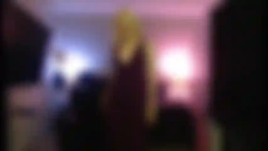 Femminuccia troia scopata con strapon e da amica trans.