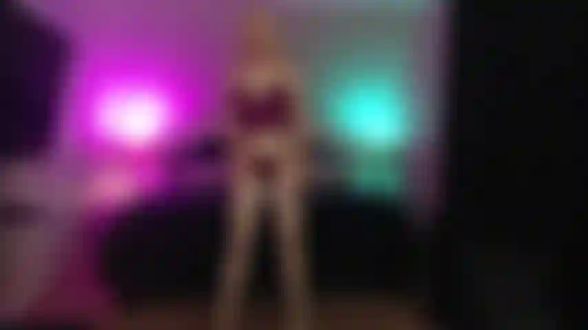 Gioco di ruolo di cuckold - marito che guarda nell'armadio.