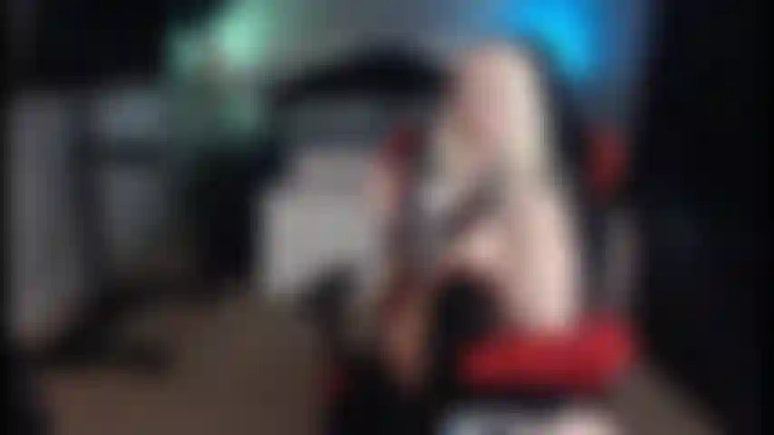 Calzini con punte, leggings e feticcio sui polpacci.