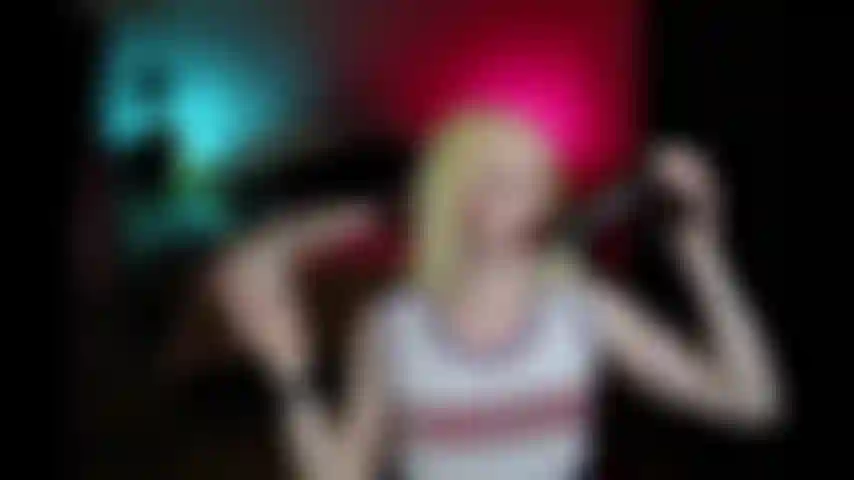 Cheerleader sorpresa a succhiare il teaser della squadra di football.