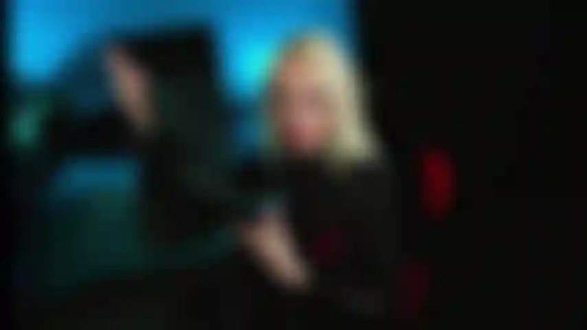 Adorazione degli stivali, leccamento dei talloni e istruzioni su come succhiare.