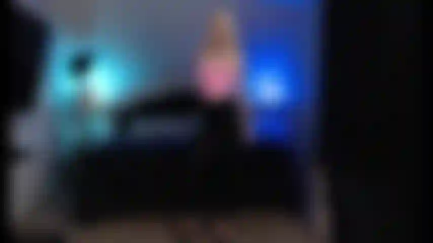 Joi indossa un corsetto rosa (per nick).