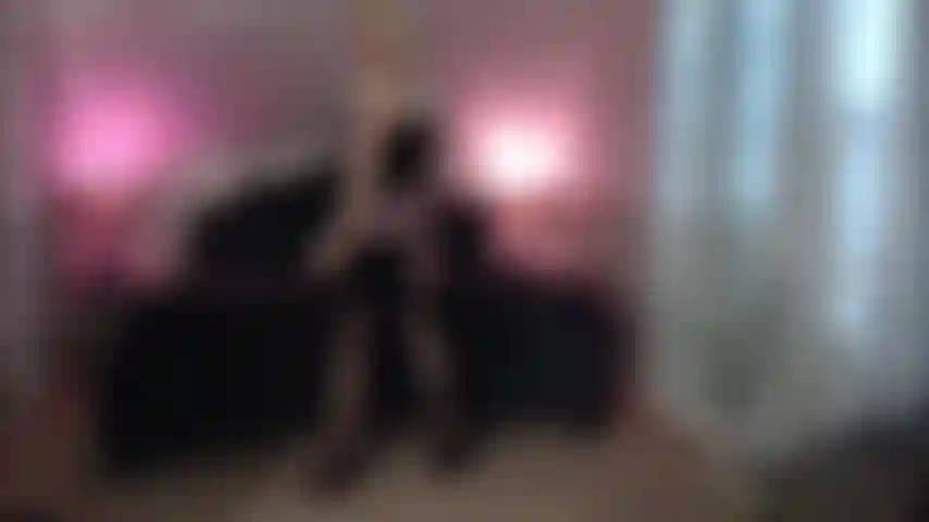 Vestito di classe, lingerie, calze e tacchi alti, mi spoglio e mi masturbo fino all'orgasmo con vibrazioni.