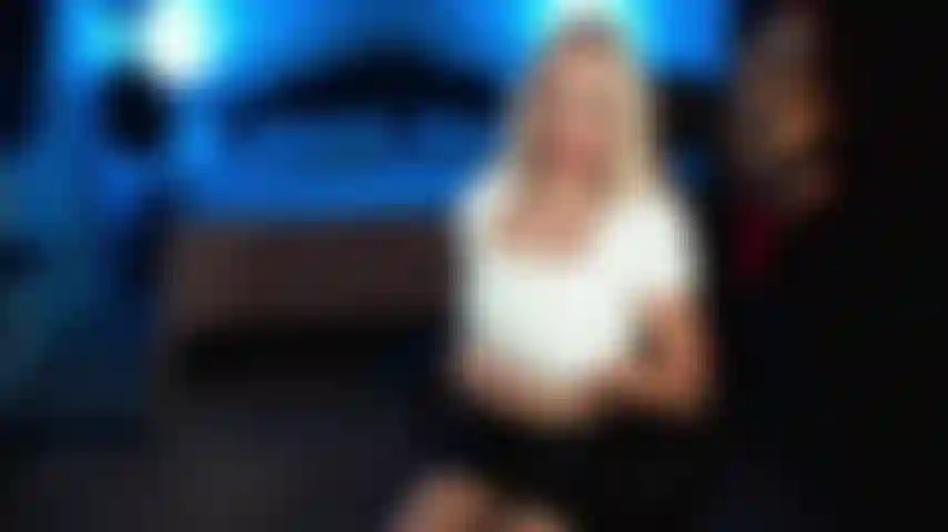 Una mamma joi personalizzata, una minigonna in pelle.