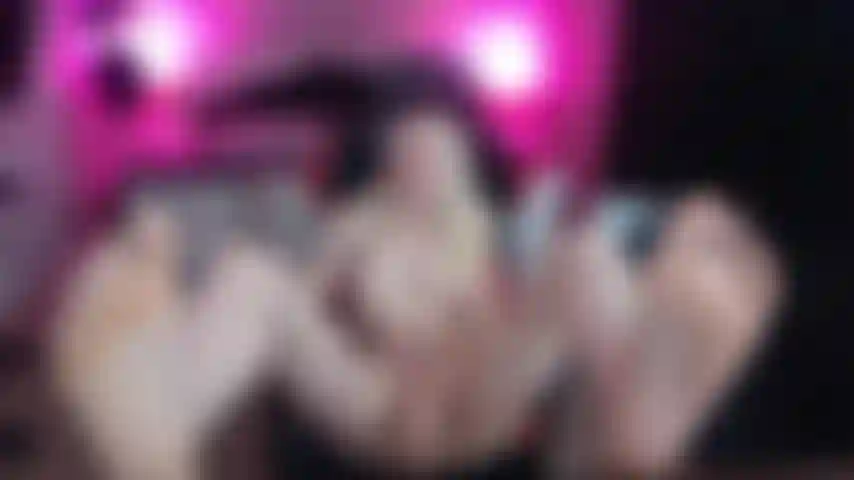 A piedi nudi! Fanculo la mia fica succosa!