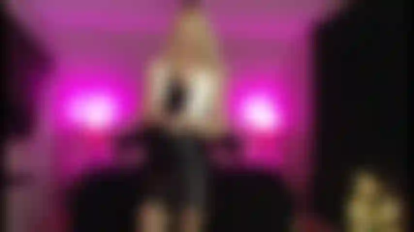 Vestita di pelle in arresto.