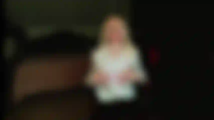 Feticcio della camicetta di seta - non nuda.