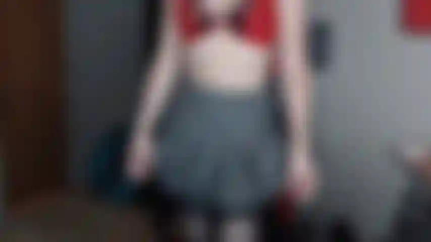 Alexa si spoglia, mostra il culo, sculaccia e stuzzica il suo buco del culo!