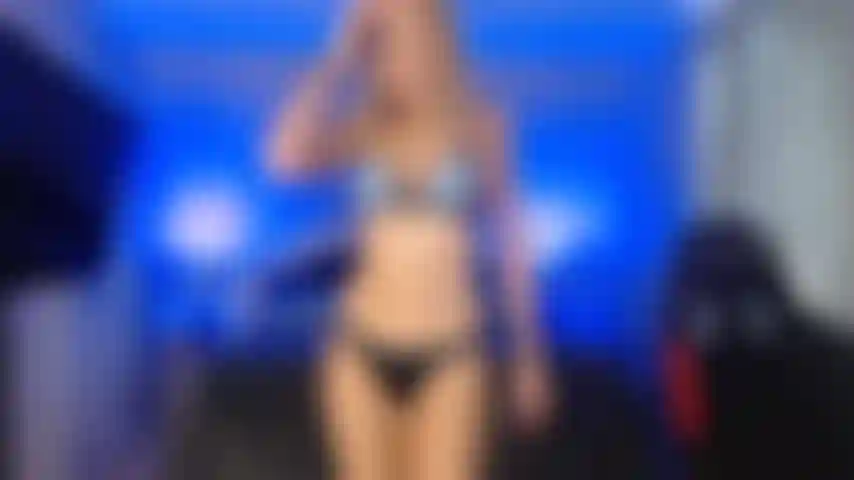 Alexa sorprende una coppia sulla spiaggia a scopare ed è invitata a partecipare! Gioco di ruolo a tre, figa extra cremosa!