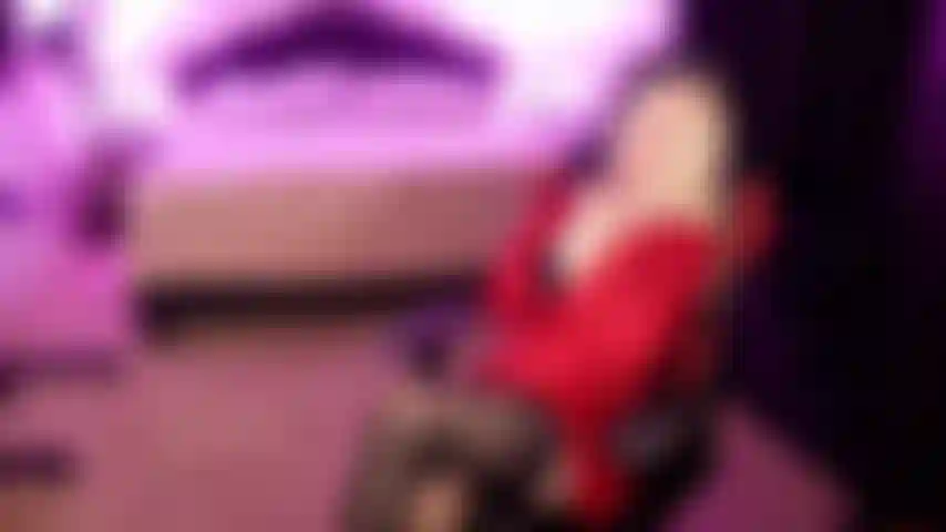 Una cameriera francese che vuole pulire e scopare.