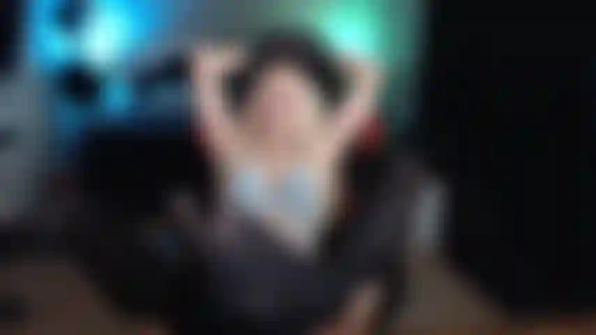 Una fica che indossa calze opache.