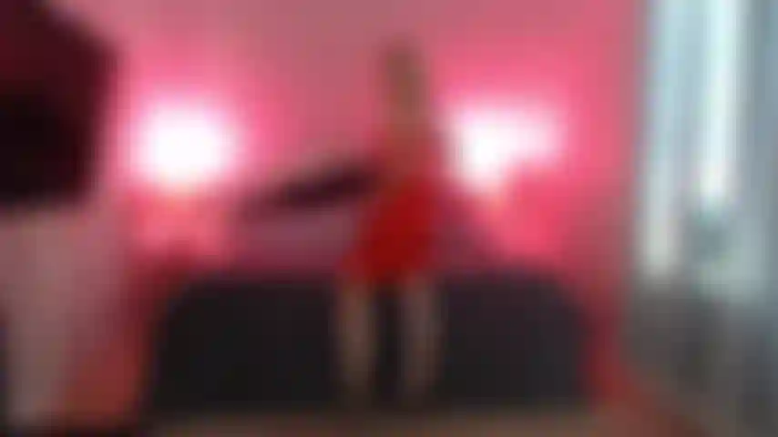 Alexa prova due vestiti sexy, fa un pompino e si masturba fino all'orgasmo!