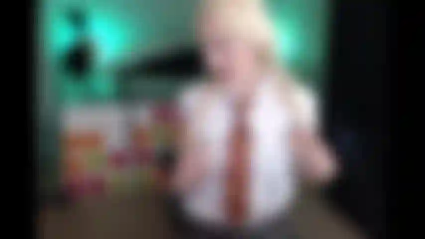 Gioco di ruolo da scolaretta: tutti i buchi scopati!