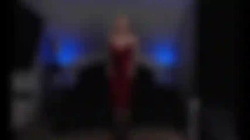 Gioco con i capezzoli, cumming e squirting giocattolo sborrata sulle tette.