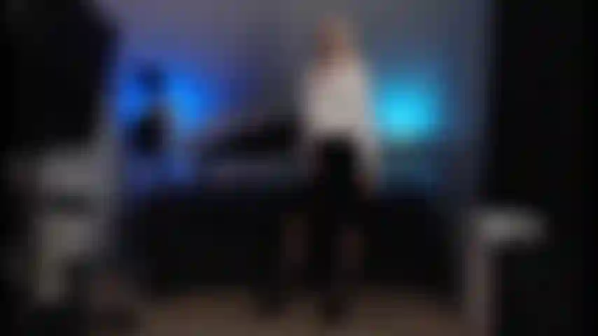 Una segretaria scopatrice con calze cucite, tacchi a spillo e camicetta di seta.