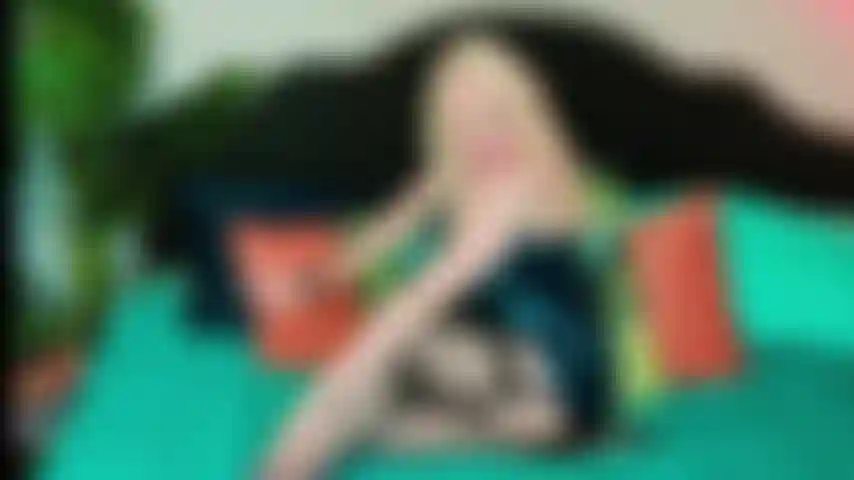 Il gallo nero possiede la mia figa bianca.