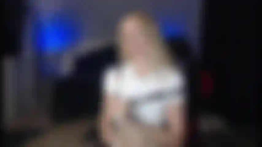 Sissy boy sean scopata dal mio strapon bbc e dal mio amico trans, video personalizzato fatto per sean.