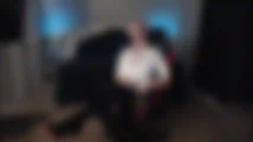 Masturbazione con abiti da ufficio.