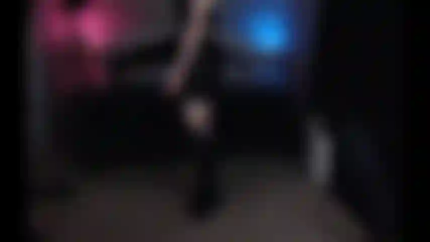 Adora la dea che indossa joe e cei di pelle.