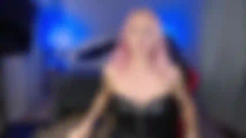 Feticcio dello sputo, alexa domina il suo schiavo e gli dà da mangiare il suo sputo.