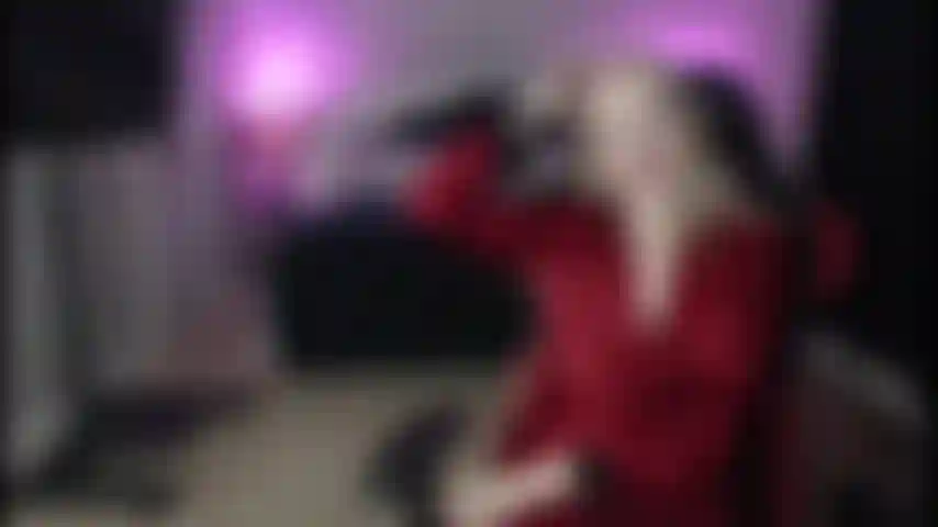 Resta a casa con me! Ho lingerie sexy per tentarti.