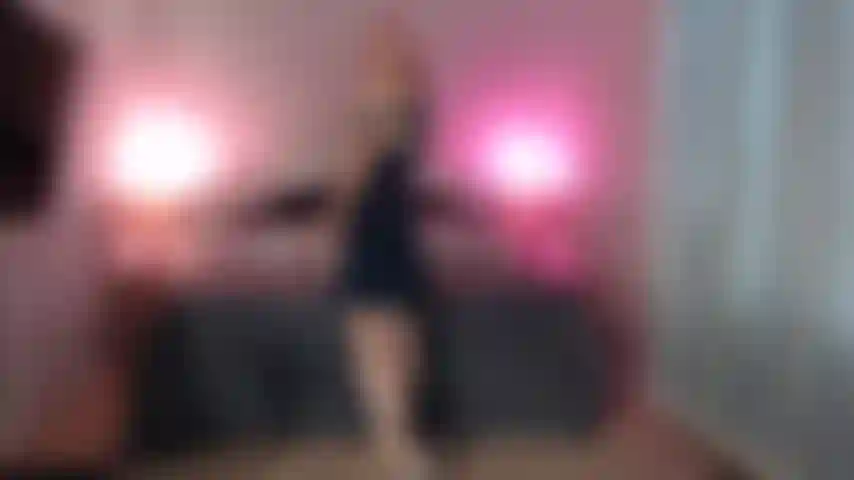 Abito e tacchi chiari, masturbazione con vibratore.