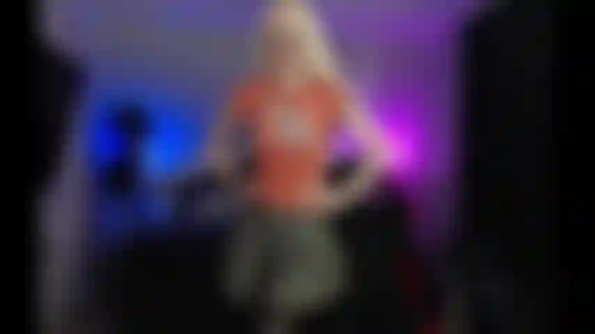 Una studentessa nerd riceve un trattamento viso.