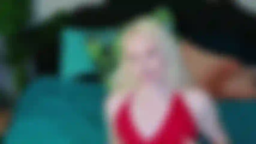 La matrigna si fa facciale con un dildo che squirta.