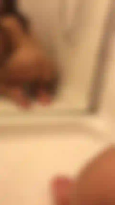 Mi sento bagnata e arrapata sotto la mia doccia...