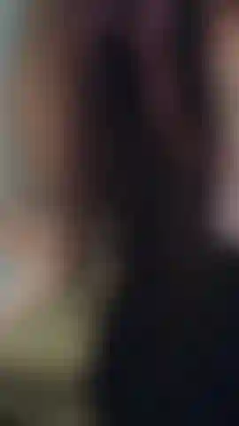 Seduta su un giocattolo è troppo grande 😭.
