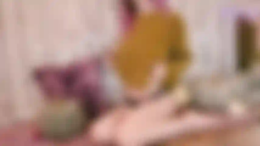 Potente orgasmo in maglione con bacchetta.