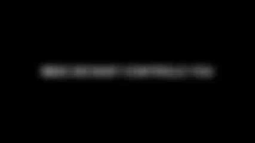 È ora che tu impari la cosa più importante sulla signorina deviante. Ti controllo. Controllo tutto di te. Ti controllo sempre. Non puoi ricevere piacere se non lo dico io.