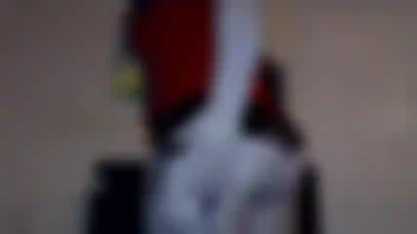 Non riesci a smettere di fissare il mio culo sexy, vero? Va bene. Puoi fissarla. Mi piace quando la fissi. Significa che ti sto rendendo più debole.