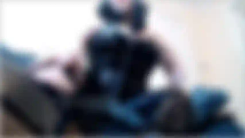 Patetico piccolo uomo-insetto. Strisciando sul pavimento sulla tua pancia. Mi fai schifo. Piccolo verme insignificante, con la tua brutta faccia e la tua voce piagnucolosa e fastidiosa. Pensi che mi importi dei tuoi sentimenti? Non lo sono.