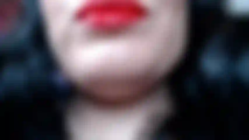 Siediti, accarezza e fissa la lingua di miss deviant mentre descrive tutte le cose erotiche che la sua lingua potrebbe fare al tuo corpo, se ne fossi degno. Questa clip è calda e tu esploderai in estasi!