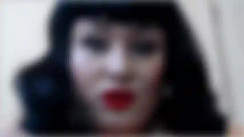 Quelle facce ridicole che fai quando ti masturbi. Sono l'oro della commedia! Chi avrebbe mai pensato che saresti sembrata ancora più ridicola quando accarezzavi il cazzo di verme?