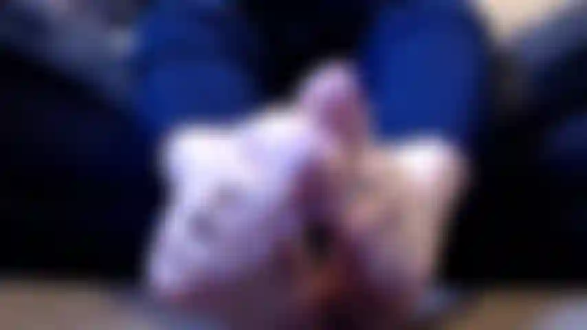 Gioco silenzioso a piedi nudi.