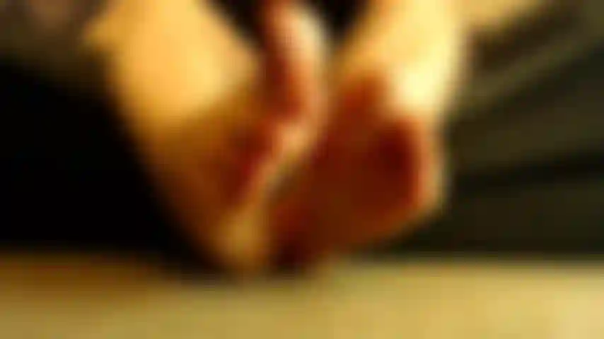 Silenzioso stuzzicare le piume a piedi nudi.