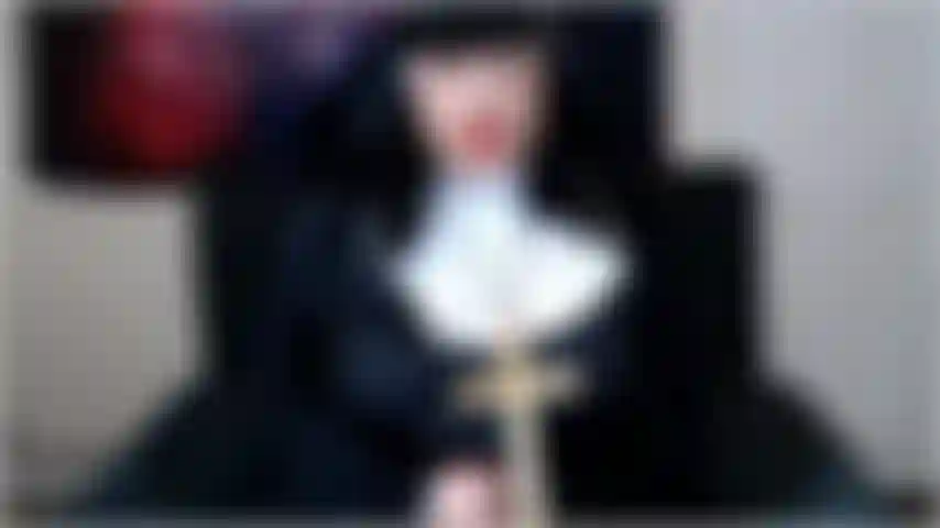 La signorina deviante può sembrare divina, ma in questo momento è il diavolo travestito. Peccherai per lei. No. Non solo peccato. Sii estremamente blasfema. Questo è quanto costa il tuo orgasmo.