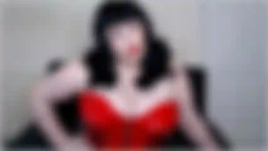 Signorina deviante ti concede una breve tregua dalla tua gabbia di castità, ma solo il tempo necessario per giocare a un nuovo gioco - e un nuovo gioco malvagio!