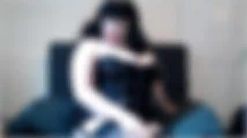 Tira fuori il tuo cazzo e accarezzalo per me. Accarezzalo per me mentre mi accarezzo il cazzo. Accarezzalo mentre ti dico come voglio che tu mi succhi il cazzo.