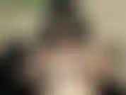 Conosco la tua debolezza. La tua debolezza sono le mie enormi tette rimbalzanti. Ti piace fissarle, guardarle rimbalzare su e giù. È così avvincente guardarli. Così avvincente da accarezzarli.